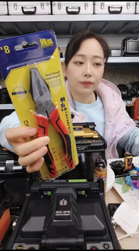 光缆  钢丝  老虎钳