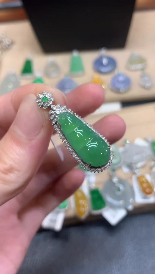 翡翠18K金镶嵌颈饰福豆【无服务费】