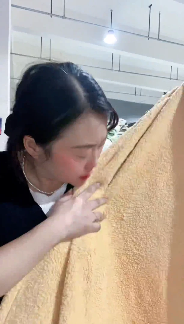 牛奶绒主播手上展示的产品