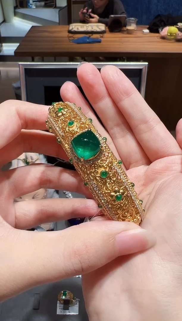 18K金镶嵌手镯祖母绿5.69ct 带证吉尔德沃顿绿