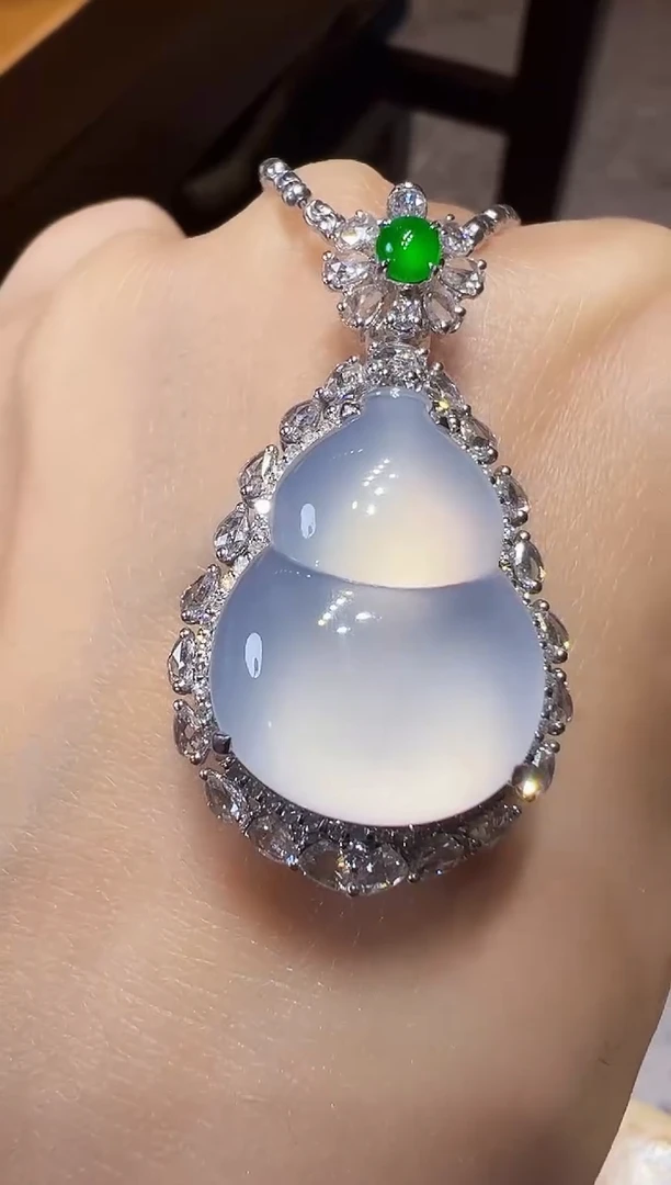 颈饰18K金镶嵌翡翠葫芦