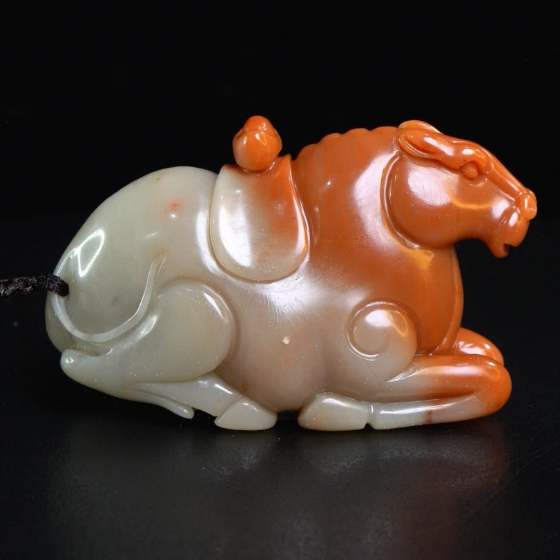 Lot.13.寿山石山秀园马上有财手把件144克8x3.2x4.8cm