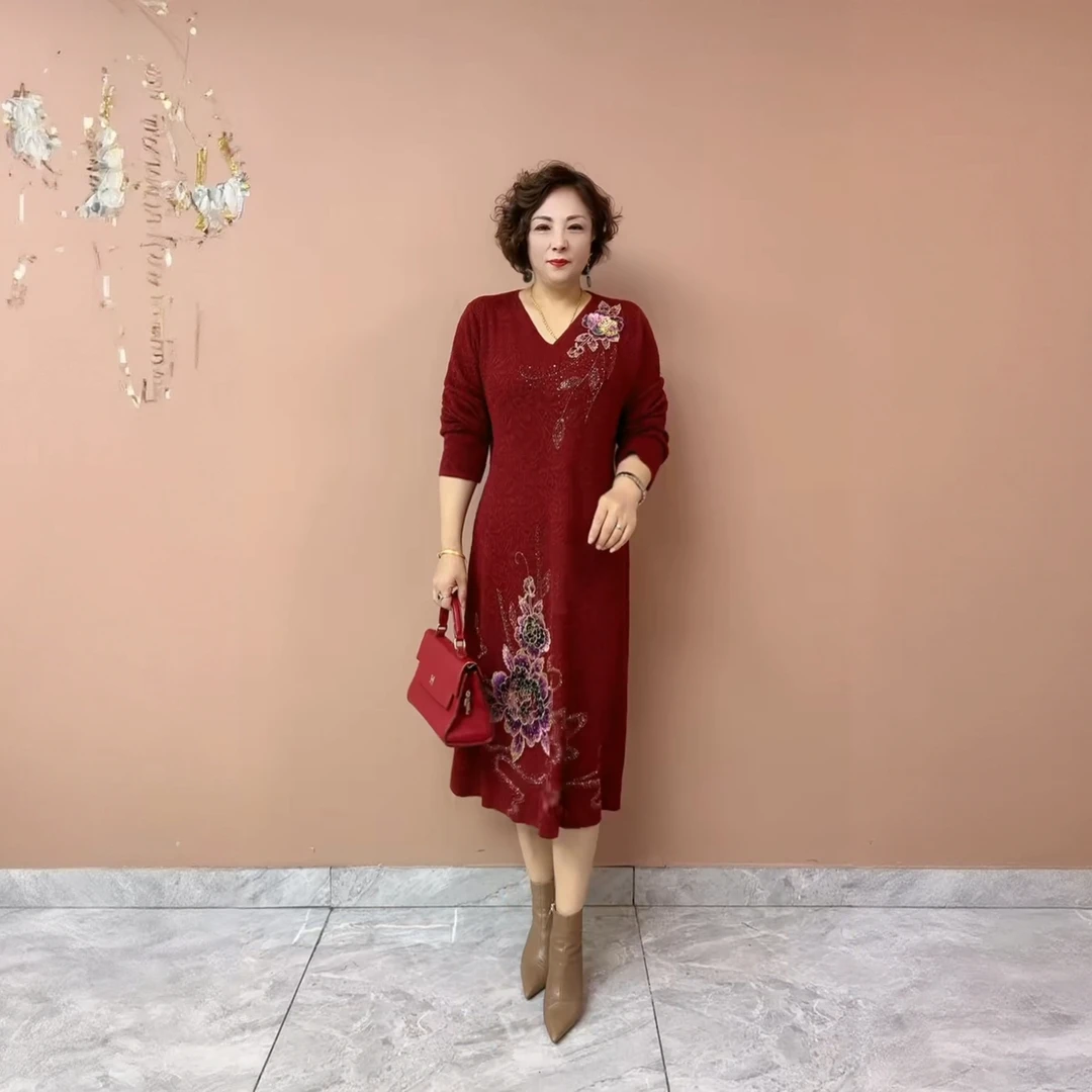 5189-135秋冬长款裙优雅绣花妈妈礼服宽松装中老年针织加肥连衣裙
