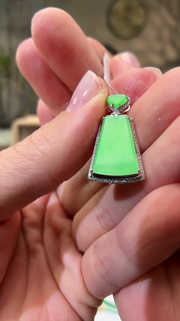 颈饰18K金镶嵌翡翠无事牌