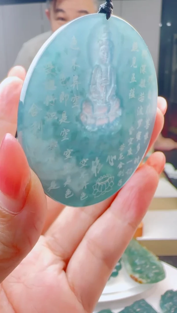 翡翠未镶嵌颈饰多样性发货其中一件