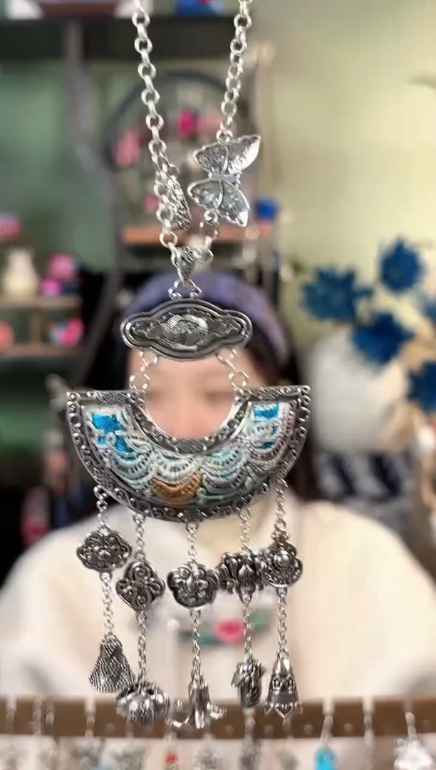 彩云南阁非遗老绣饰品326