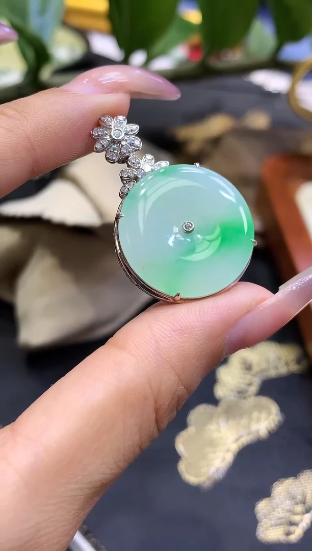 18K金镶嵌挂件翡翠扣子