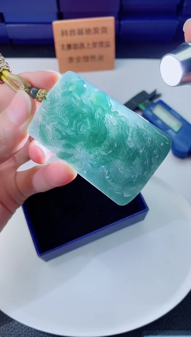 翡翠未镶嵌颈饰   `