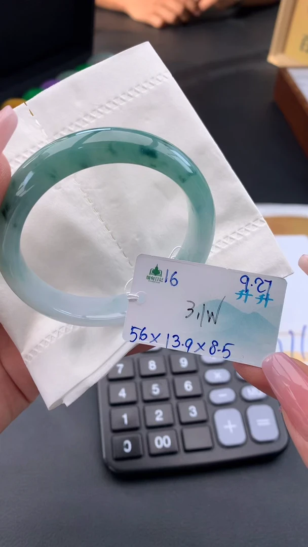 未镶嵌手镯翡翠自带#送人#，联系客服核对地址~