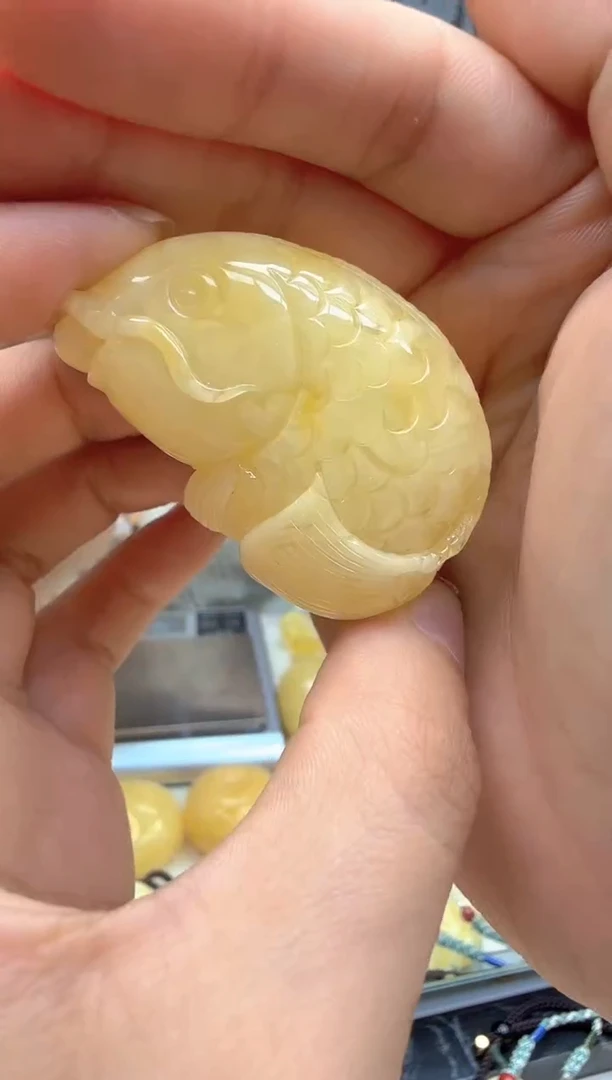 未镶嵌虫珀裸石如图