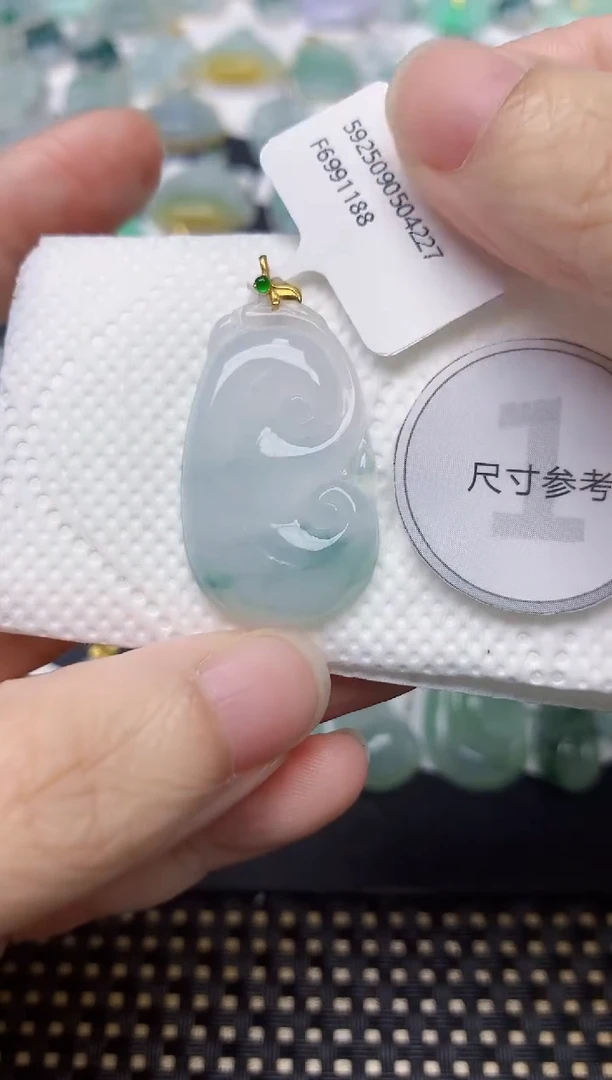 颈饰18K金镶嵌翡翠天然缅甸A货翡翠