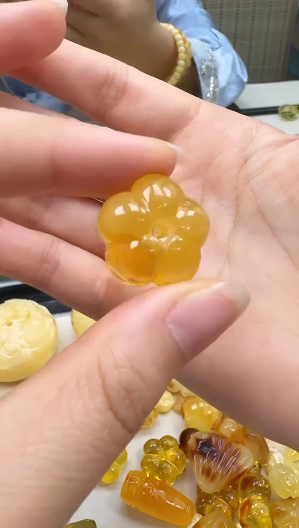 未镶嵌琥珀裸石如图