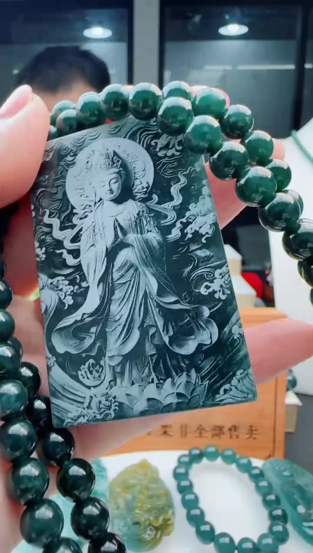 翡翠未镶嵌颈饰多样性发货其中一件