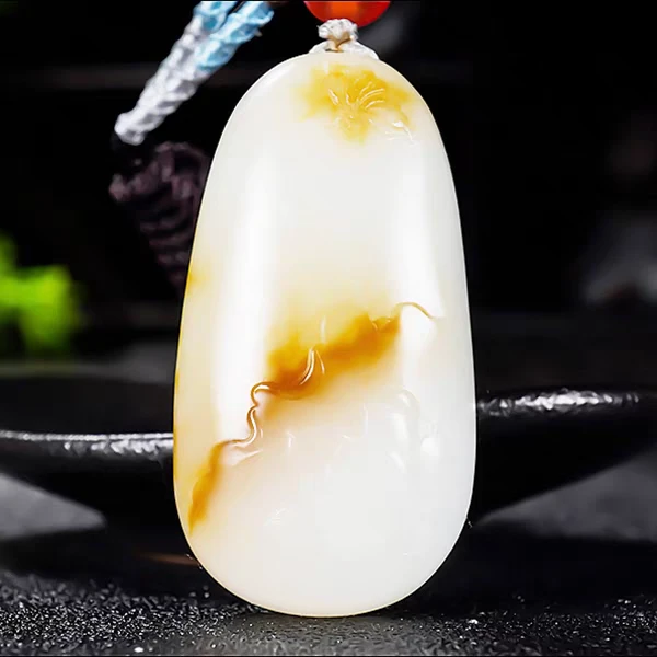 和田玉俏色巧雕吊坠