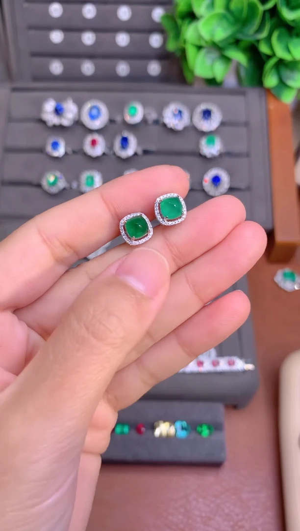 【闪购商品】祖母绿耳钉18K金镶嵌1.0CT