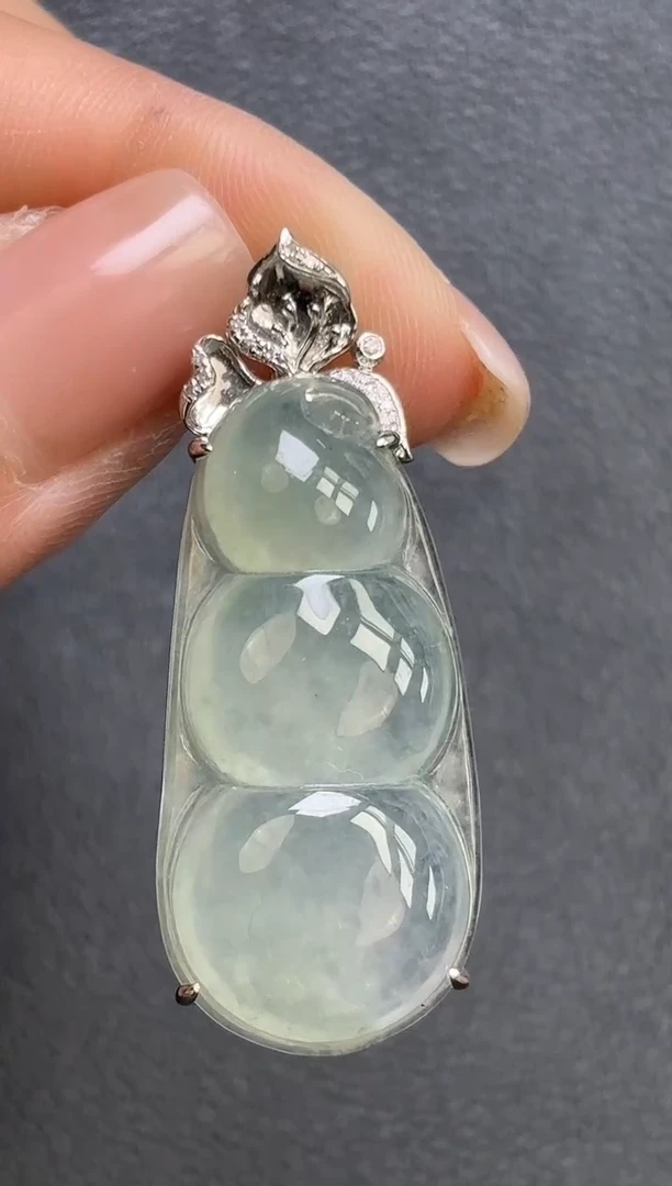 颈饰18K金镶嵌翡翠豆子