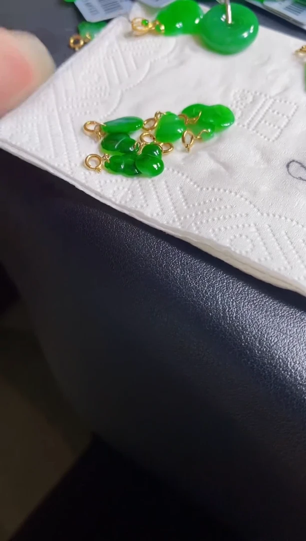 翡翠18K金镶嵌颈饰吊坠多样性发货发1