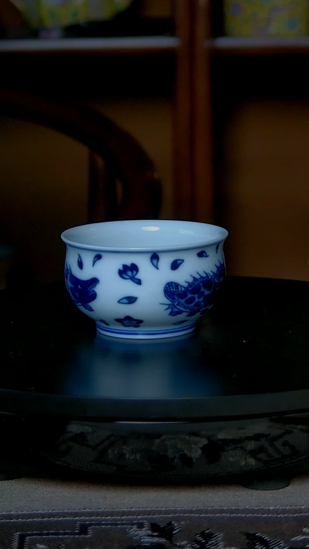 景德镇手工青花桃花鳜鱼主人杯