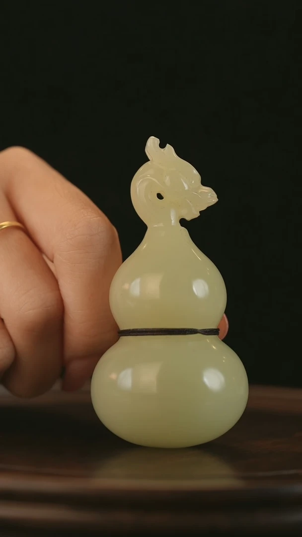 云南石竹叶青雕刻：龙头福禄