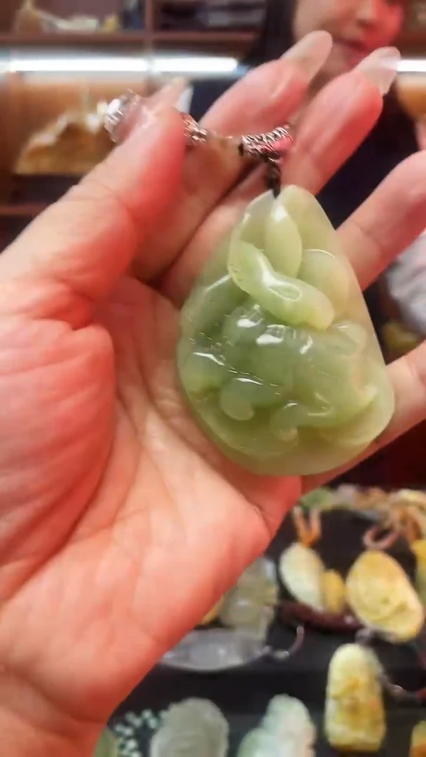 未镶嵌蛇纹石玉吊坠