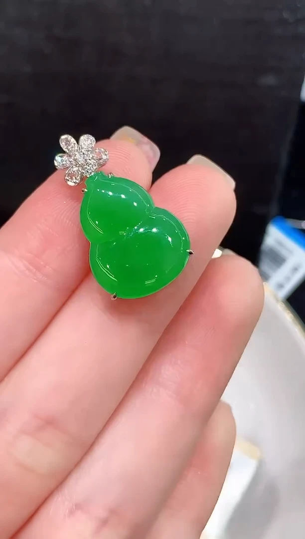 18K金镶嵌翡翠耳饰多样性发其一