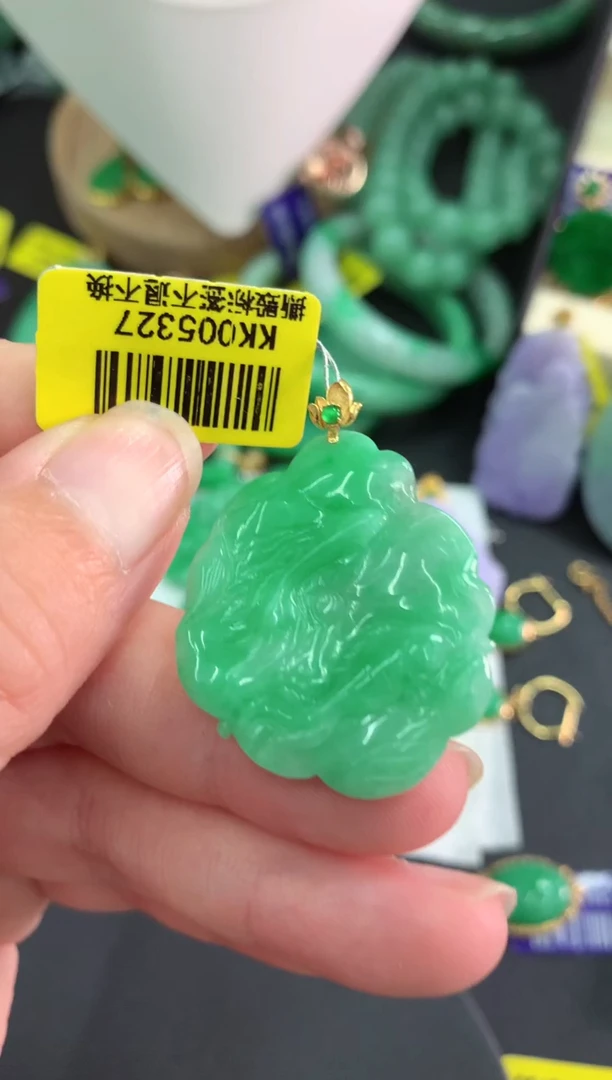 颈饰18K金镶嵌翡翠挂件
