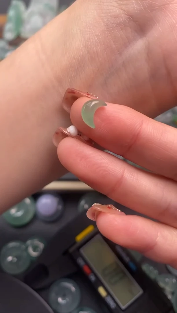 颈饰未镶嵌翡翠月亮