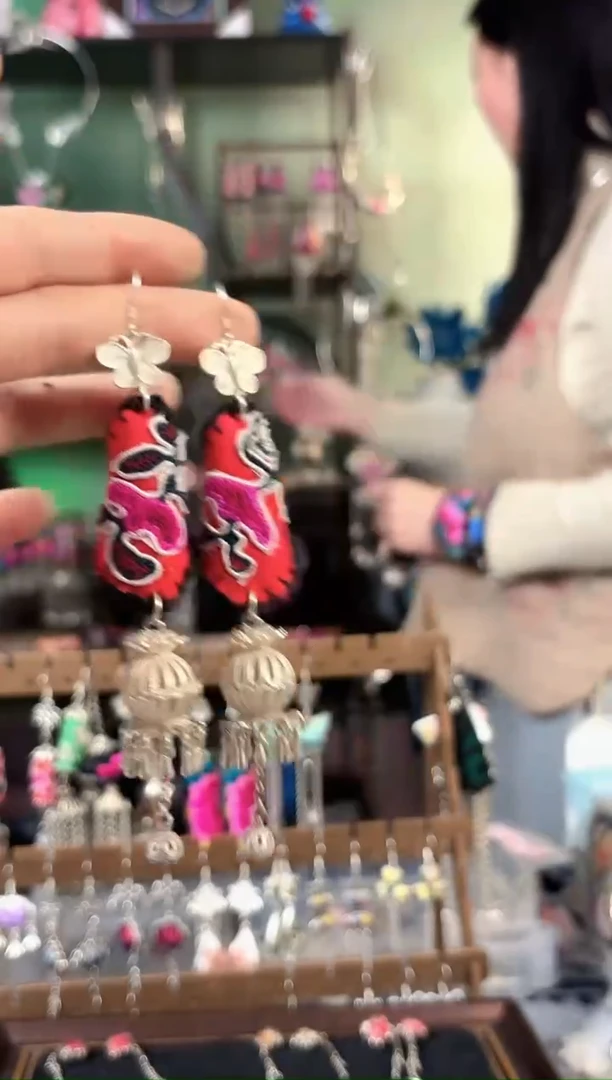 彩云南阁非遗老绣饰品750*