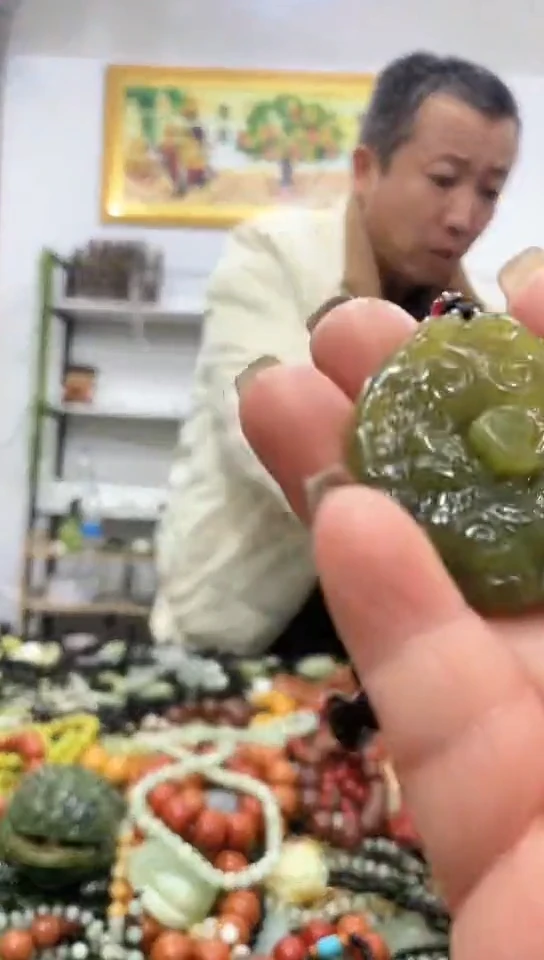 未镶嵌蛇纹石玉吊坠