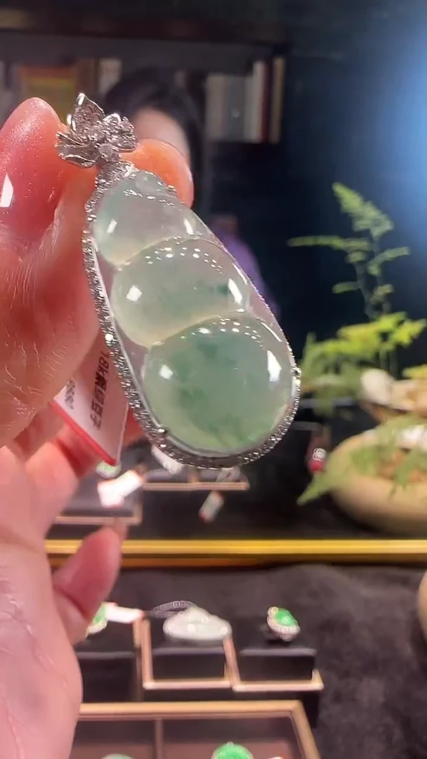 【闪购商品】翡翠挂件未镶嵌飘绿福豆