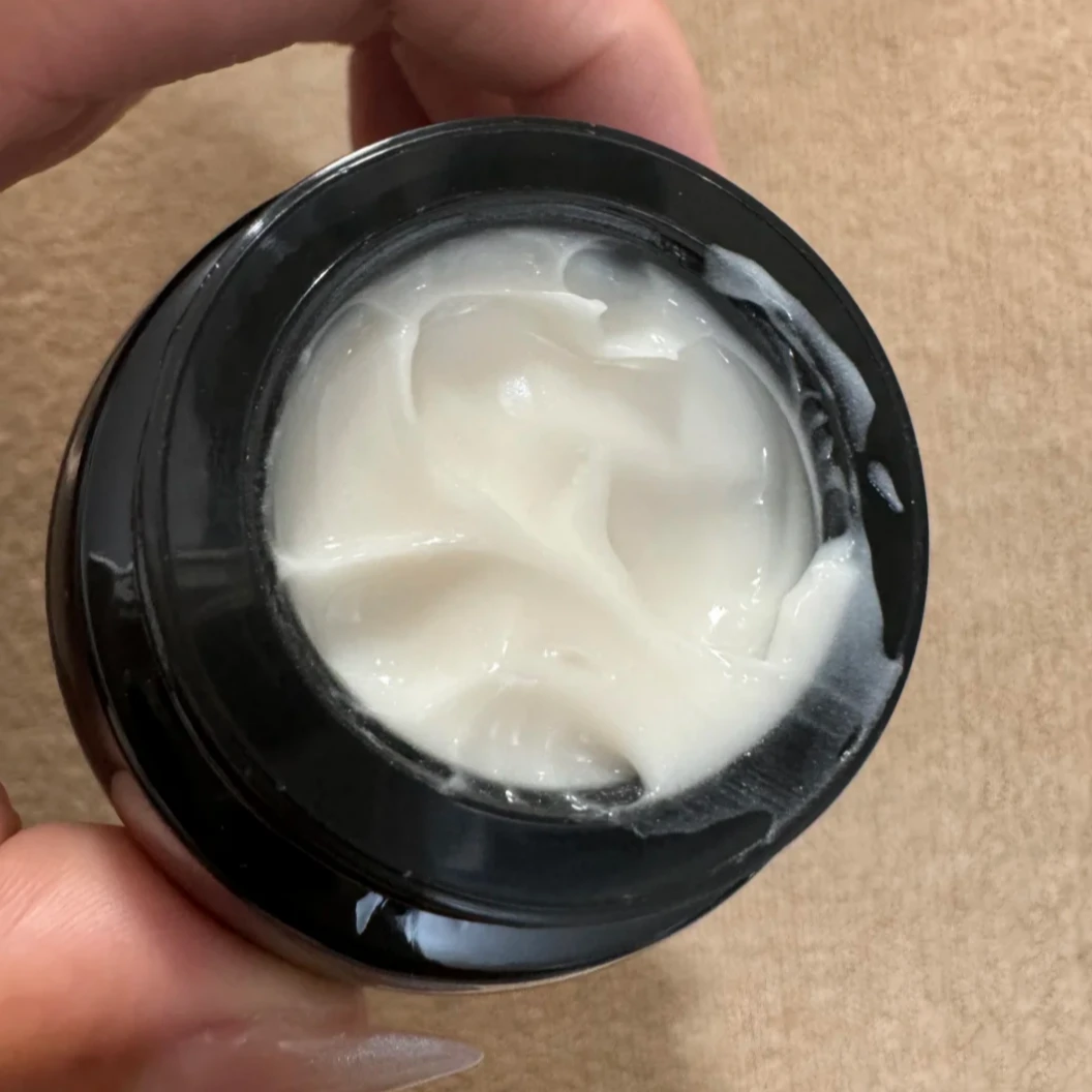 黑色的绷的很紧的眼霜