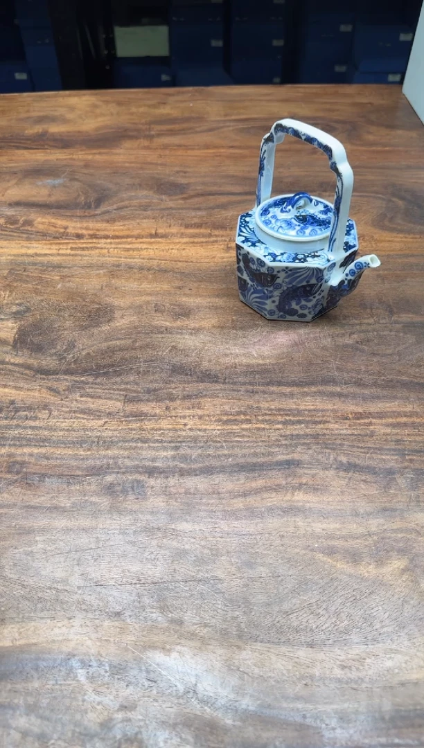 一**差快雪时晴 青花鱼藻纹八方提梁壶 富贵满堂 珍藏款