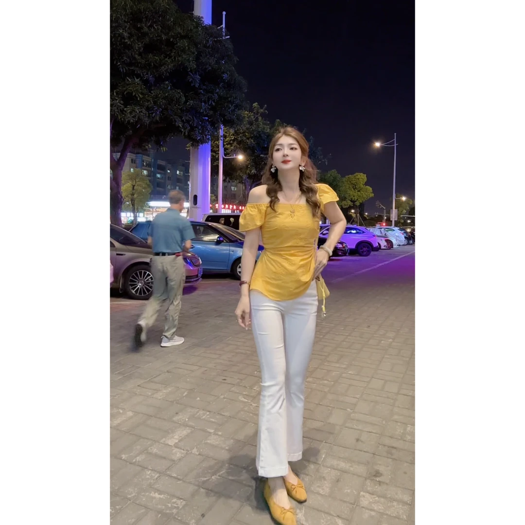 涵儿家 法式甜美方领收腰镂空刺绣短袖上衣 VS高腰修身喇叭牛仔裤