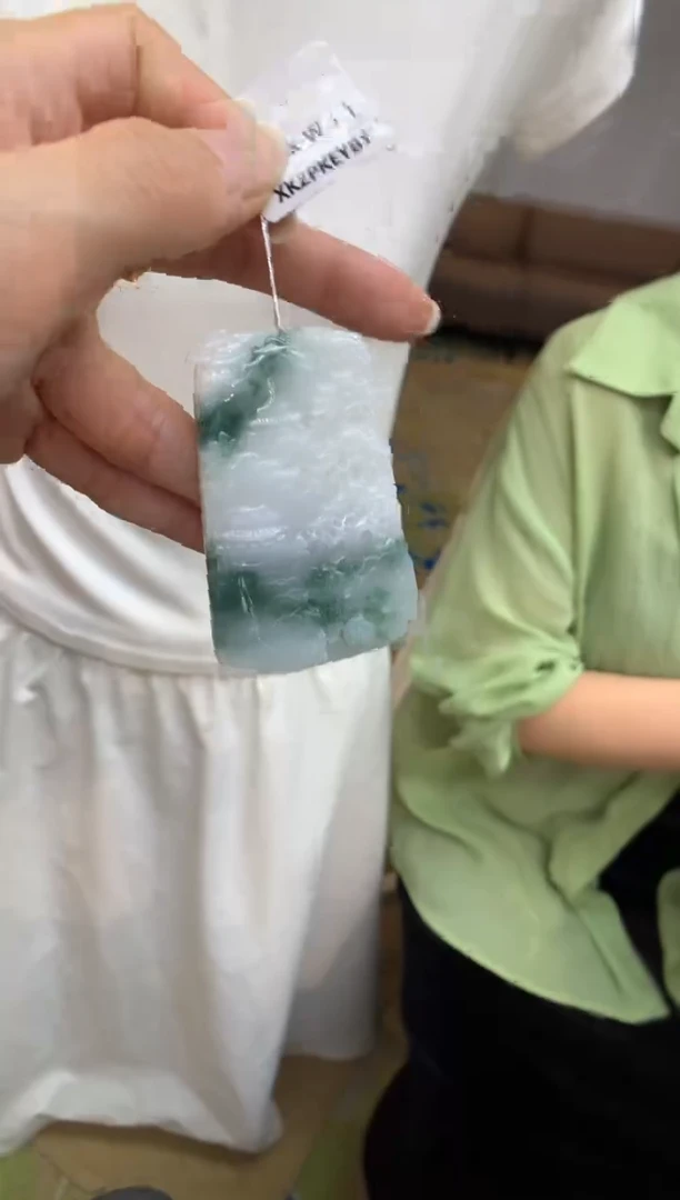 翡翠未镶嵌颈饰山水牌