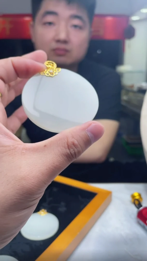 定制和田玉18K金镶嵌吊坠552937-F8-多样性发其—