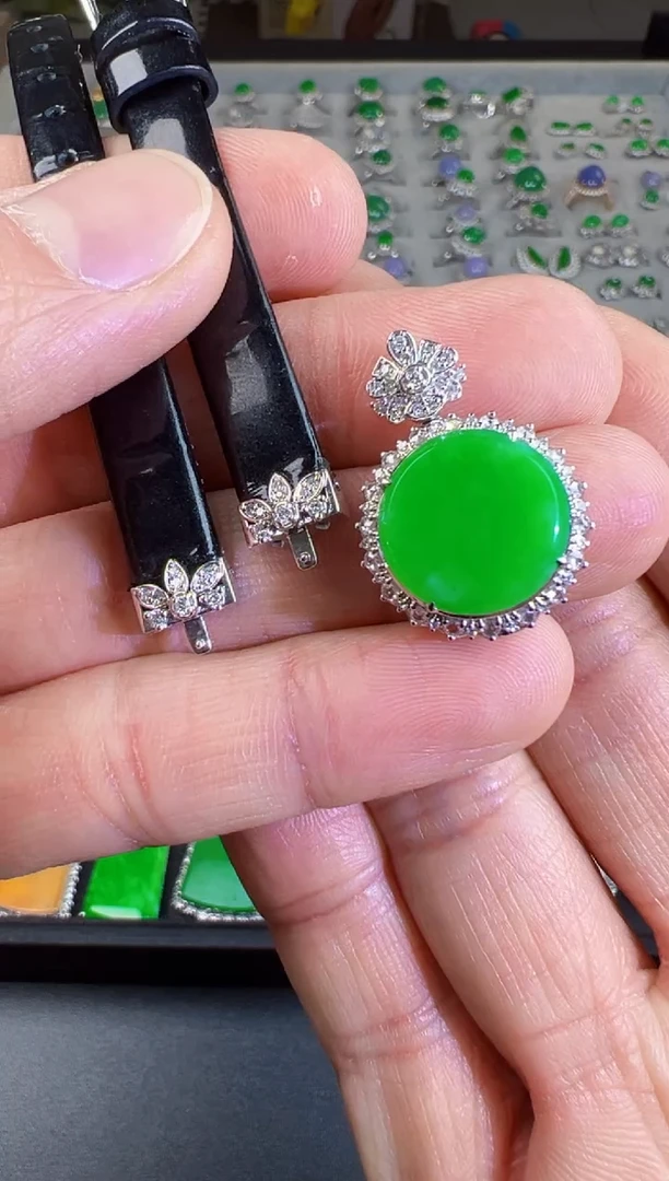 【闪购商品】翡翠吊坠(不含链)18K金镶嵌阳绿圆牌手表吊坠两用款