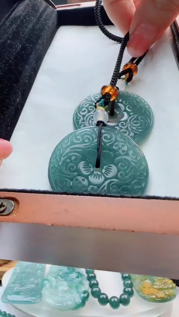 翡翠未镶嵌颈饰多样性发货其中一件