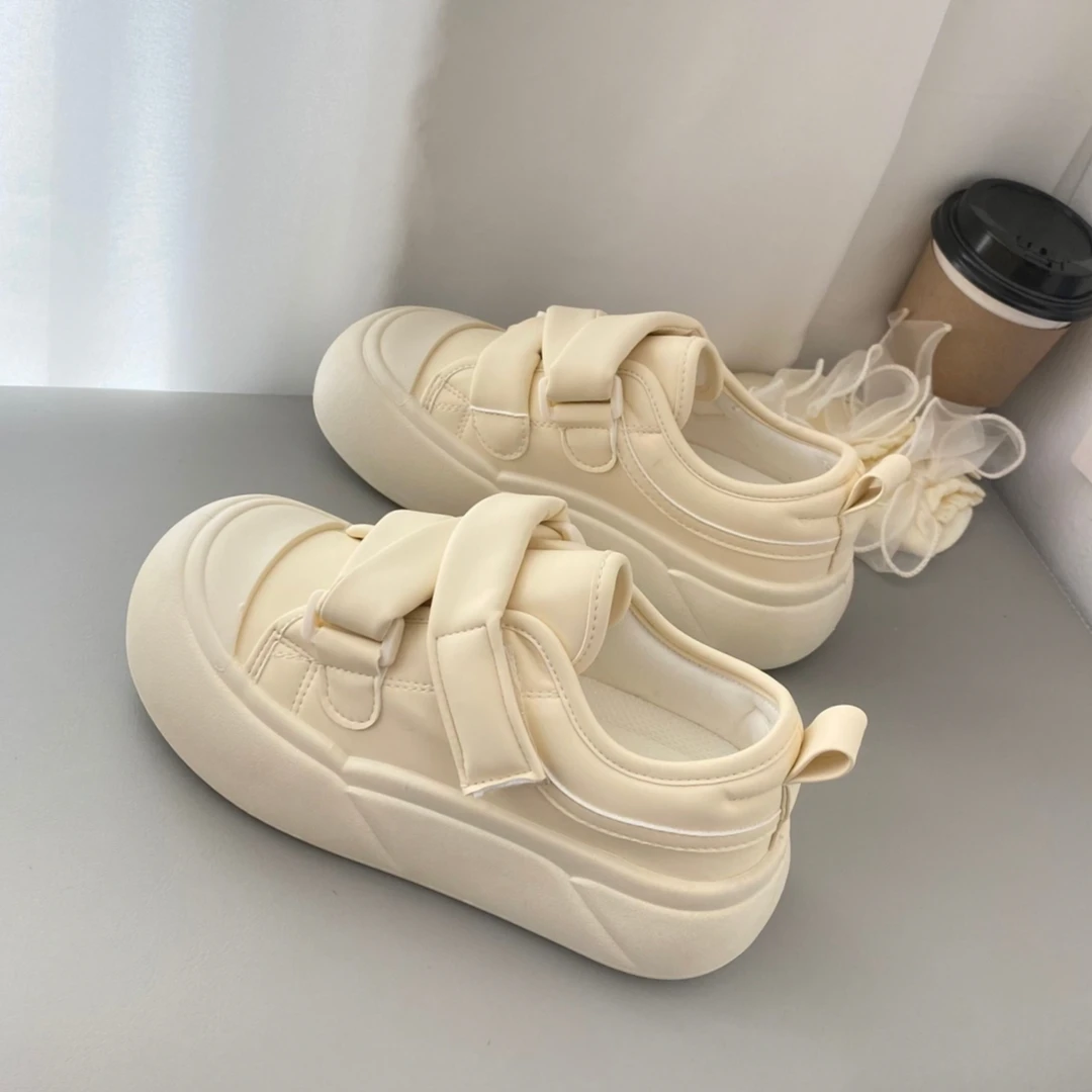 奶黄色魔术贴休闲运动板鞋女2025新款厚底大头面包板鞋厚底白鞋