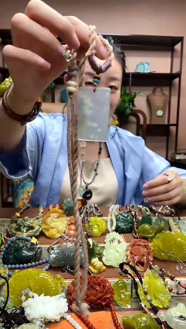 未镶嵌岫玉颈饰·