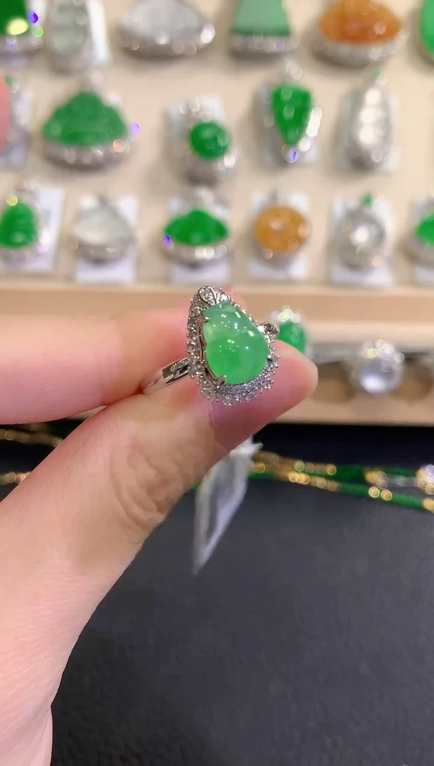 18K金镶嵌戒指翡翠秋日珠宝Q88