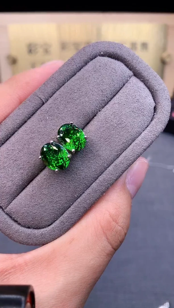 银S925镶嵌耳饰石榴石（沙弗莱）2222