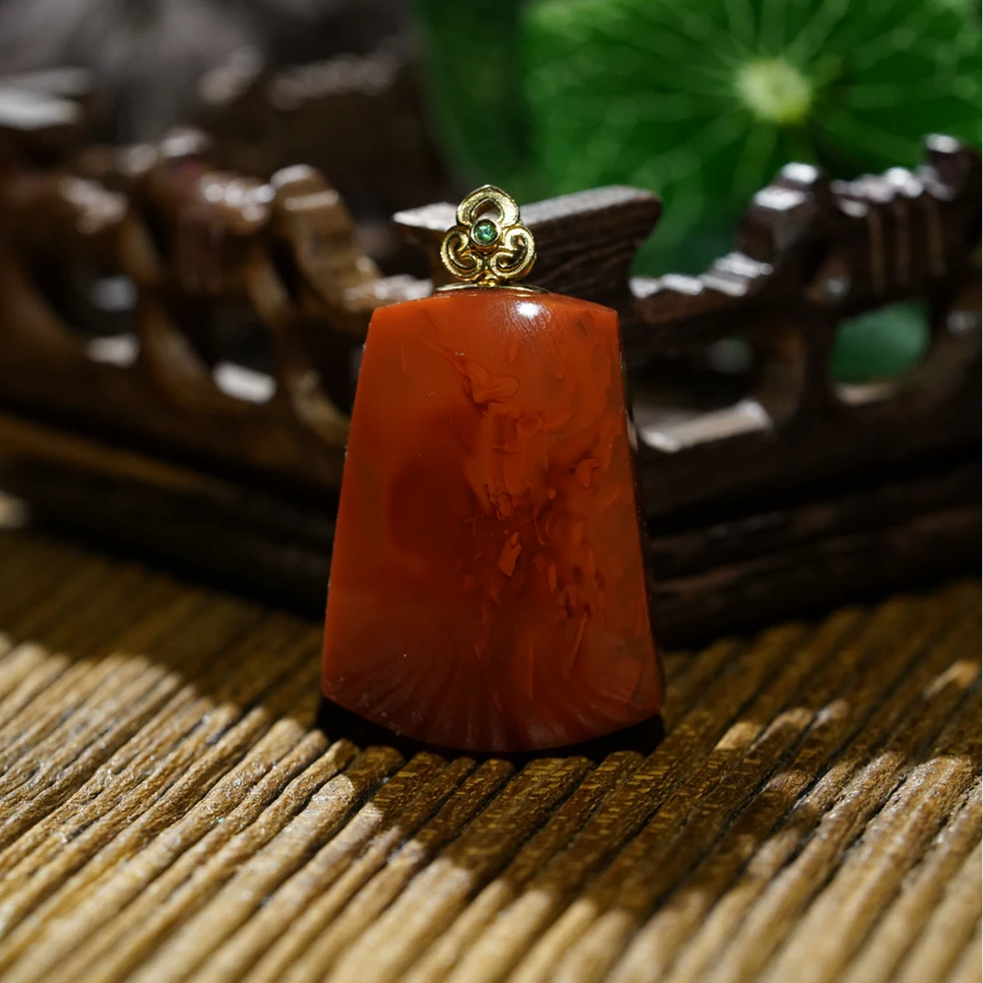 【凤鸣珠宝】传承牛血红火焰纹18K平安无事牌南红吊坠 D-617