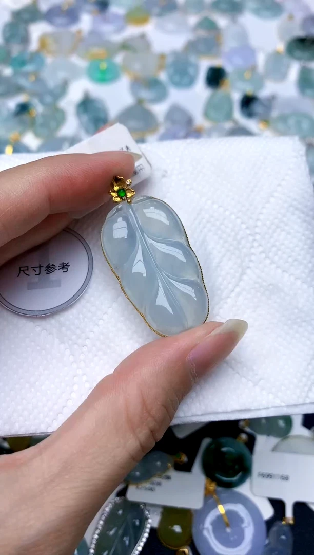 颈饰18K金镶嵌翡翠天然A货翡翠