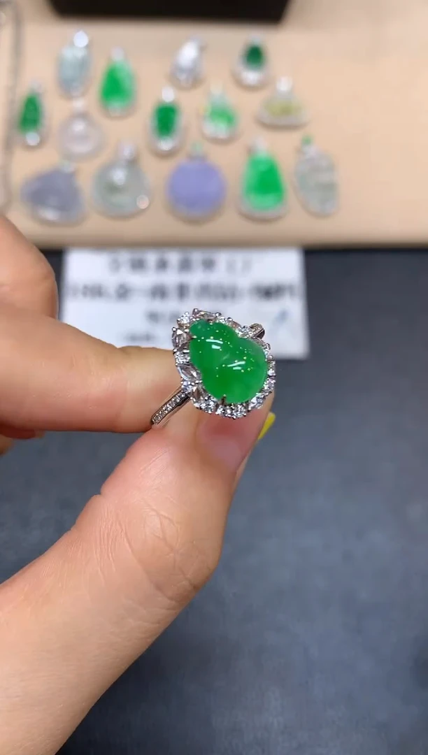 18K金镶嵌戒指翡翠葫芦【无服务费