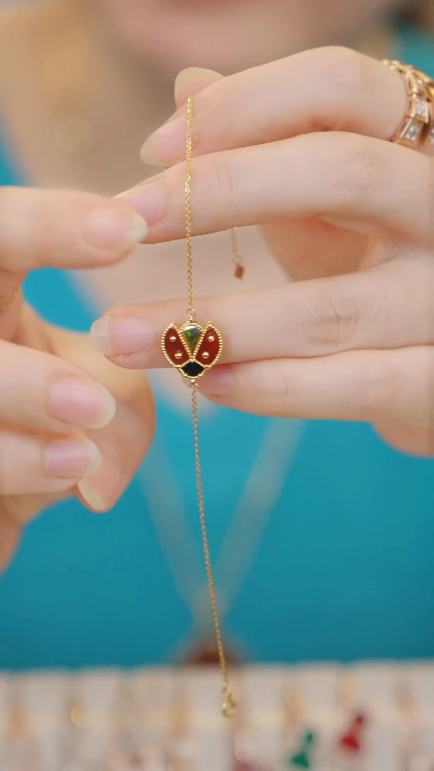 18K金镶嵌手链玛瑙/玉髓瓢虫手链