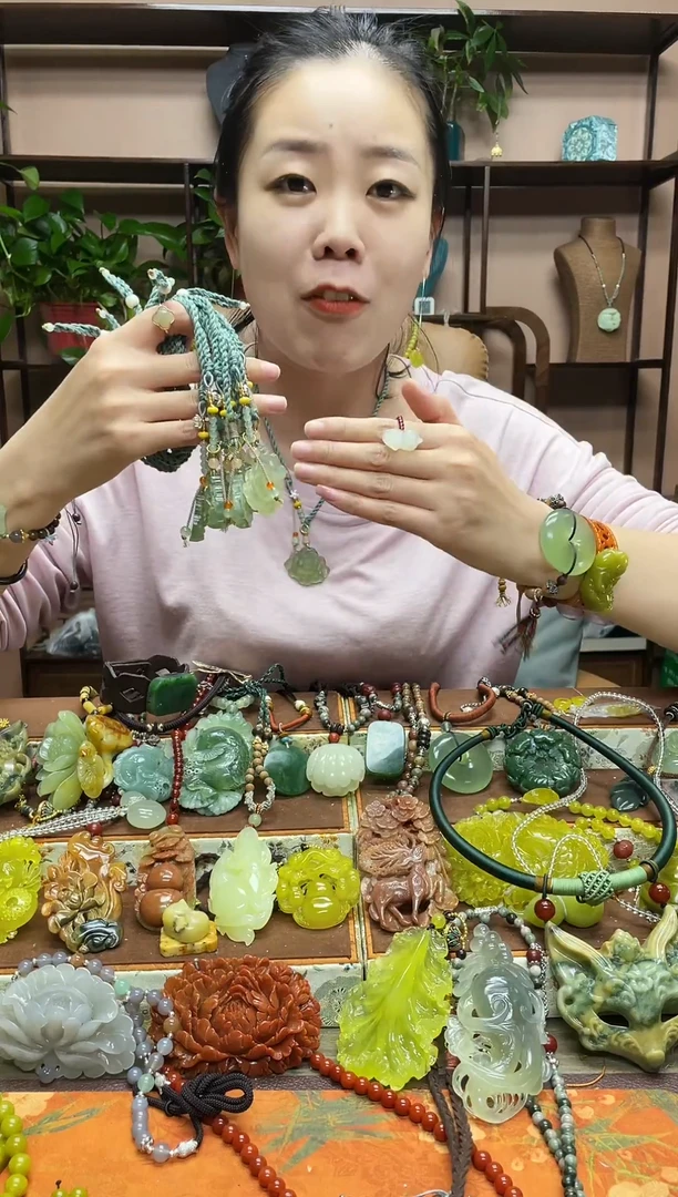 未镶嵌蛇纹石玉颈饰多样性发货发其中之一