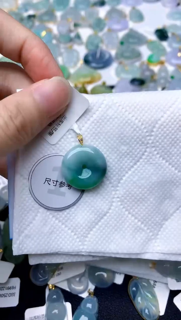 颈饰18K金镶嵌翡翠天然A货翡翠