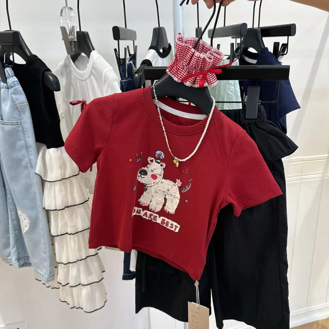 红色星星小狗上衣搭配黑色休闲裤