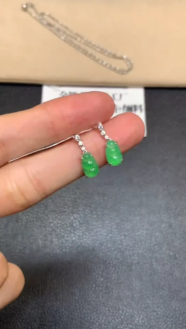 18K金镶嵌翡翠耳饰福豆【无服务费