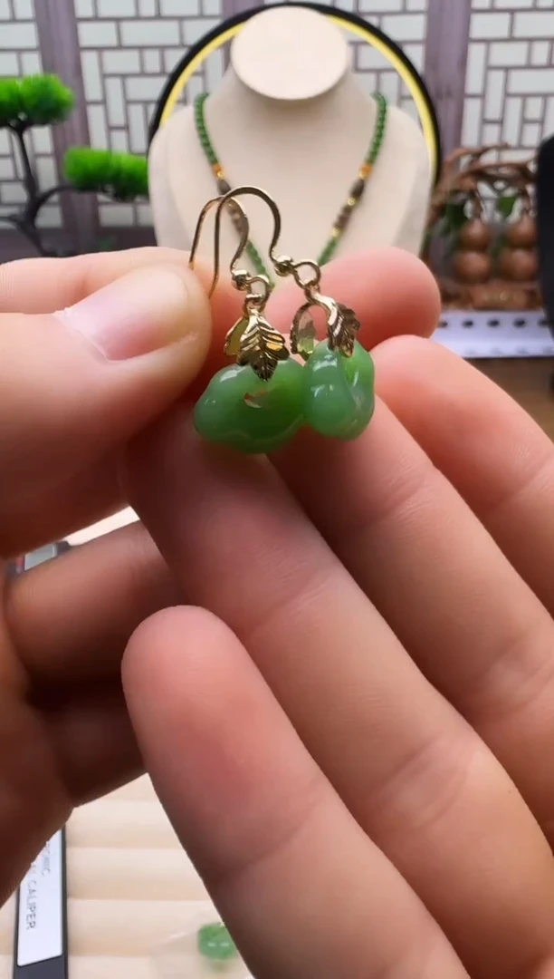 14K金镶嵌和田玉耳饰E179